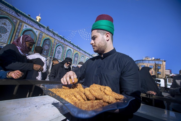 خدمت رسانی خادمان حرم حضرت عباس علیه السلام به زائران