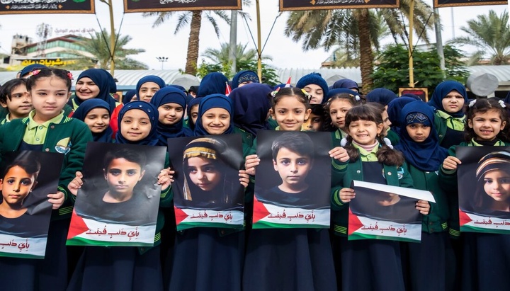 عند ضريح الإمام الحسين (ع) أطفال كربلاء يتضامنون مع أطفال فلسطين
