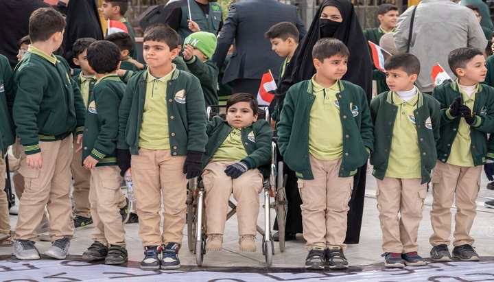 عند ضريح الإمام الحسين (ع) أطفال كربلاء يتضامنون مع أطفال فلسطين
