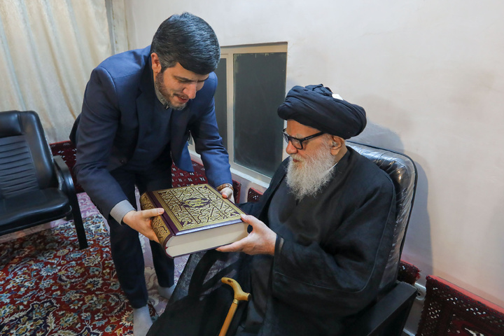 آیۃ اللہ سید حسن مرتضوی کو "مشہد رضوی کے قدیمی مصحف" کا ہدیہ دیا گیا آیۃ اللہ سید حسن مرتضوی کو "مشہد رضوی کے قدیمی مصحف" کا ہدیہ دیا گیا