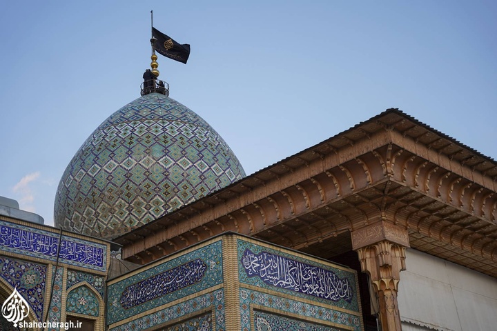 اهتزاز پرچم سوگواری بر فراز گنبد حرمین مطهر احمدی و محمدی علیهماالسلام