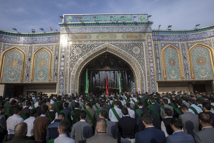 انجام مراسم عبادی توسط خادمان آستان قدس عباسی