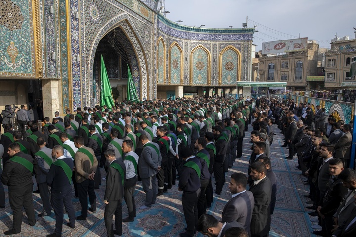 انجام مراسم عبادی توسط خادمان آستان قدس عباسی