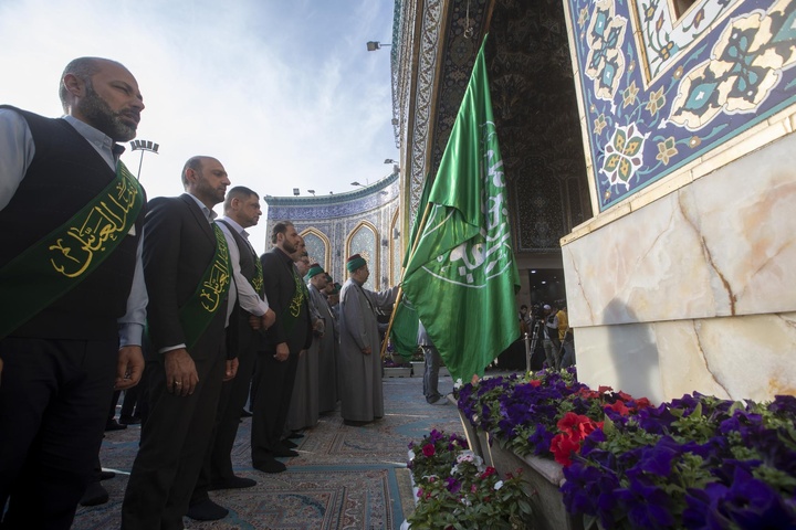 انجام مراسم عبادی توسط خادمان آستان قدس عباسی