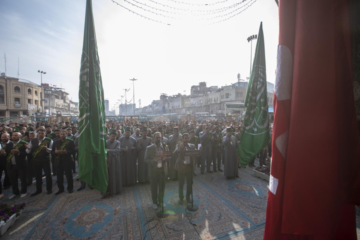 انجام مراسم عبادی توسط خادمان آستان قدس عباسی