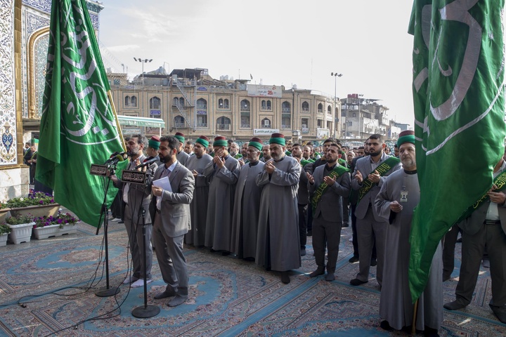 انجام مراسم عبادی توسط خادمان آستان قدس عباسی