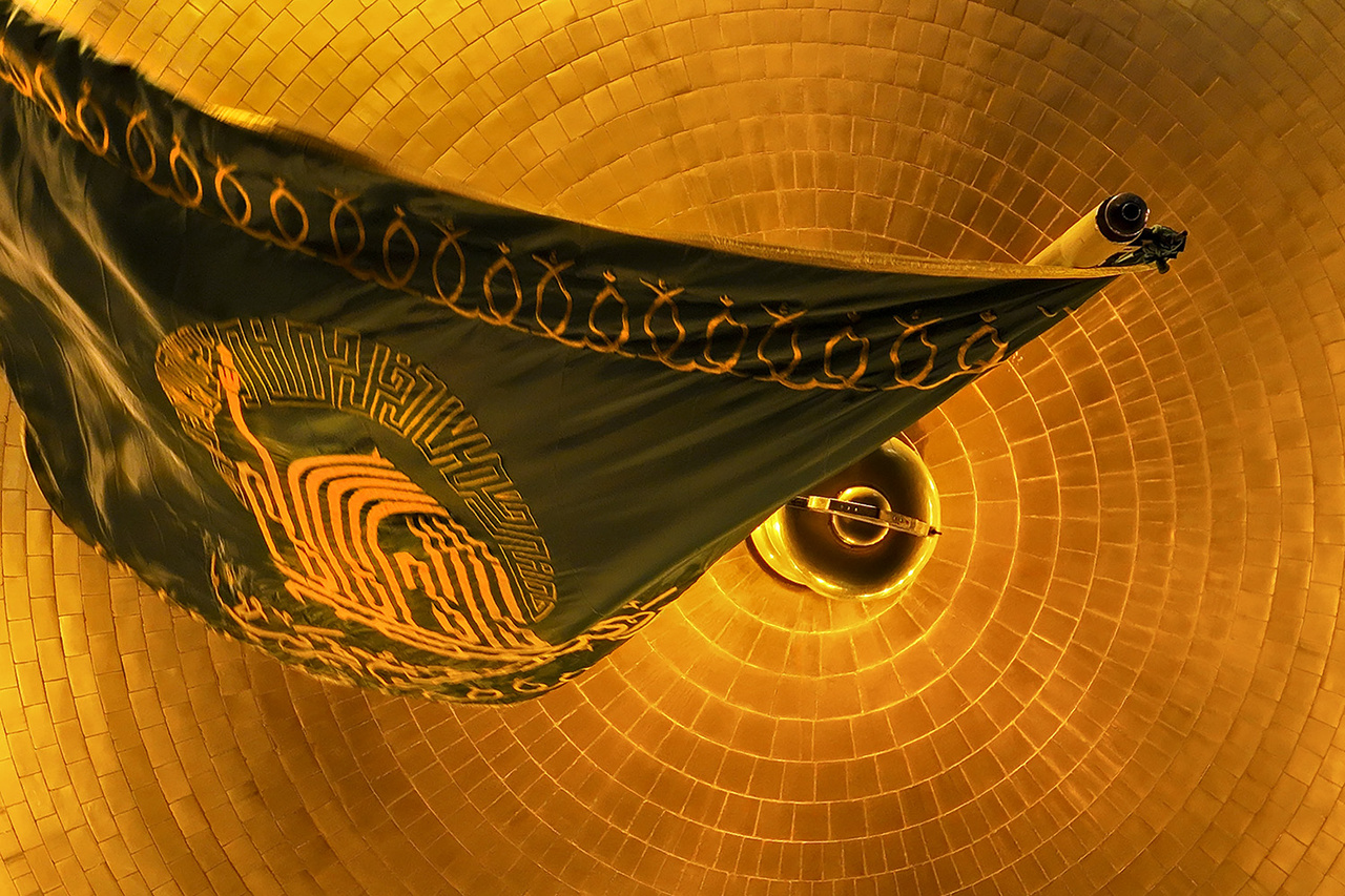 عکس با کیفیت نمایی متفاوت از پرچم گنبد مطهر رضوی