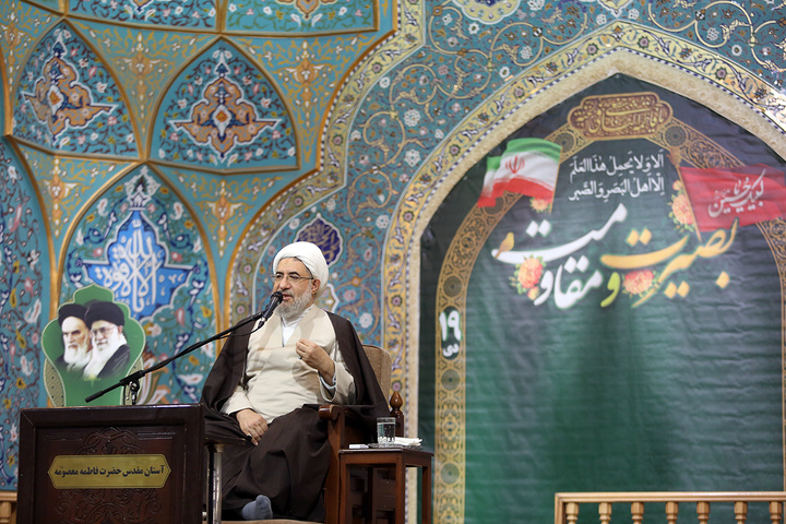 سومین سالگرد ارتحال آیت الله مصباح یزدی در حرم مطهر بانوی کرامت برگزار شد