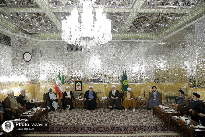 يجب على السفراء والملحقين الثقافيين أن يسهلوا زيارة عشاق الإمام الرضا عليه آلاف التحية والثناء يجب على السفراء والملحقين الثقافيين أن يسهلوا زيارة عشاق الإمام الرضا عليه آلاف التحية والثناء