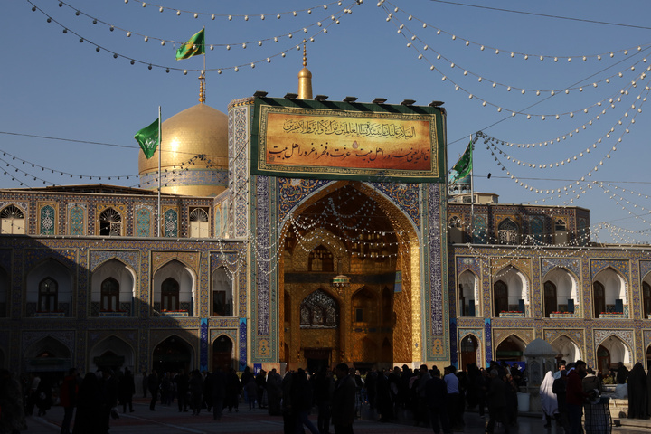 آذین بندی صحن و سرای حضرت رضا علیه السلام در آستانه شب میلاد حضرت زهرا سلام الله علیها