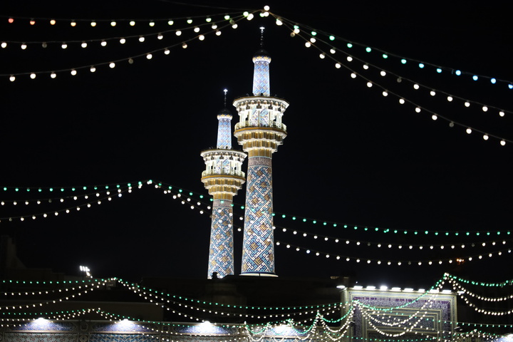 آذین بندی صحن و سرای حضرت رضا علیه السلام در شب میلاد حضرت زهرا سلام الله علیها