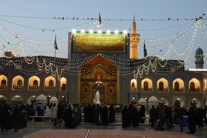 آذین بندی صحن و سرای حضرت رضا علیه السلام در شب میلاد حضرت زهرا سلام الله علیها