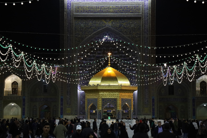 آذین بندی صحن و سرای حضرت رضا علیه السلام در شب میلاد حضرت زهرا سلام الله علیها