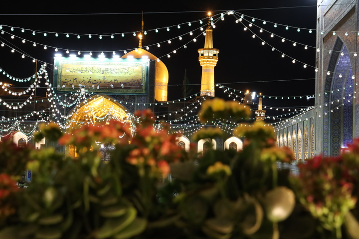آذین بندی صحن و سرای حضرت رضا علیه السلام در شب میلاد حضرت زهرا سلام الله علیها