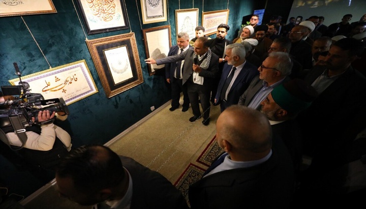 الامين العام للعتبة الحسينية برفقة رئيس ديوان الوقف الشيعي وضيوف مهرجان كوثر العصمة يفتتح المعرض الخاص بمهرجان كوثر العصمة