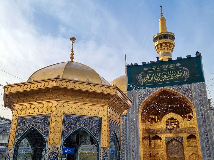 نصب کتیبه و پرچم های ولادت امام باقر علیه السلام در حرم مطهر رضوی