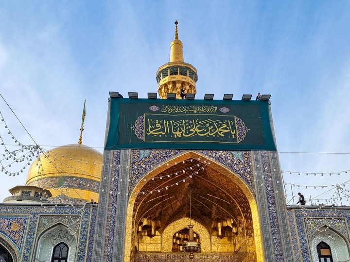 نصب کتیبه و پرچم های ولادت امام باقر علیه السلام در حرم مطهر رضوی