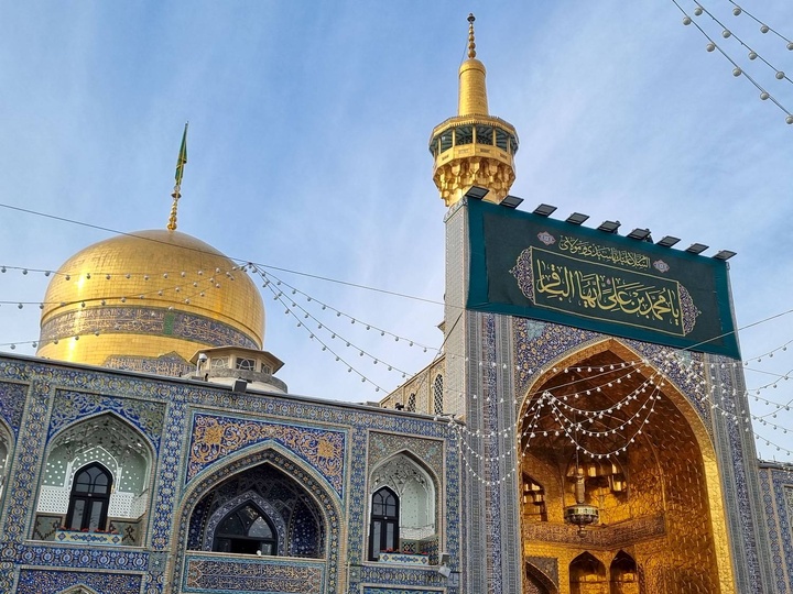 نصب کتیبه و پرچم های ولادت امام باقر علیه السلام در حرم مطهر رضوی