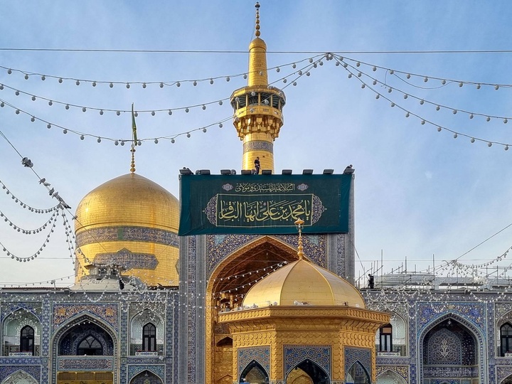 نصب کتیبه و پرچم های ولادت امام باقر علیه السلام در حرم مطهر رضوی
