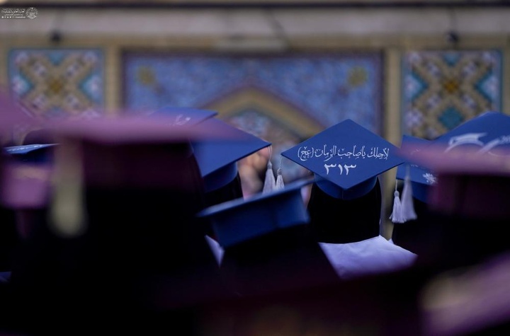 أكثر من ۲۰۰ طالبة من جامعة الكوفة تؤدي قسم التخرُّج في رحاب مرقد أمير المؤمنين (ع).
