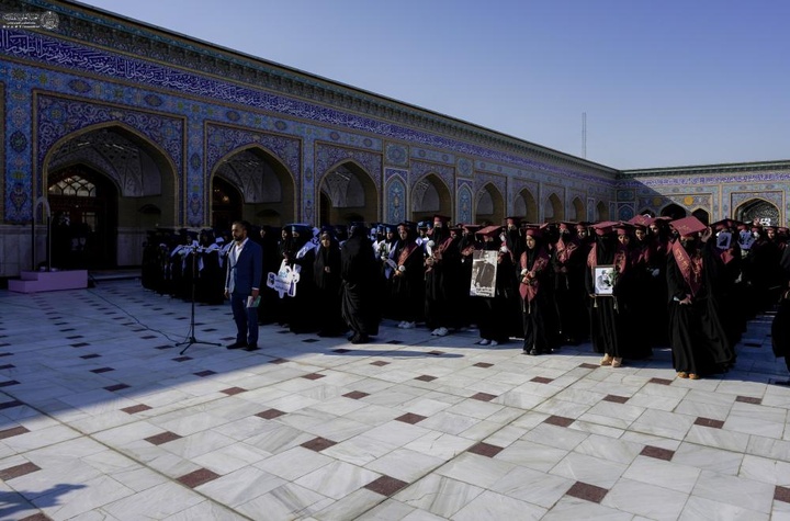 أكثر من ۲۰۰ طالبة من جامعة الكوفة تؤدي قسم التخرُّج في رحاب مرقد أمير المؤمنين (ع).
