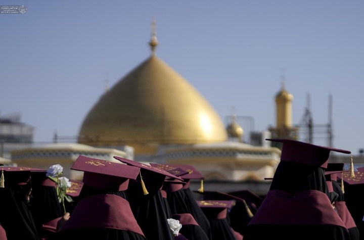 أكثر من ۲۰۰ طالبة من جامعة الكوفة تؤدي قسم التخرُّج في رحاب مرقد أمير المؤمنين (ع).
