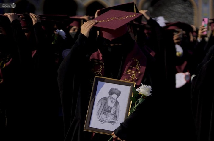 أكثر من ۲۰۰ طالبة من جامعة الكوفة تؤدي قسم التخرُّج في رحاب مرقد أمير المؤمنين (ع).
