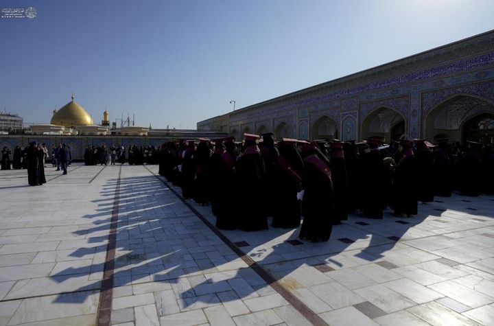 أكثر من ۲۰۰ طالبة من جامعة الكوفة تؤدي قسم التخرُّج في رحاب مرقد أمير المؤمنين (ع).
