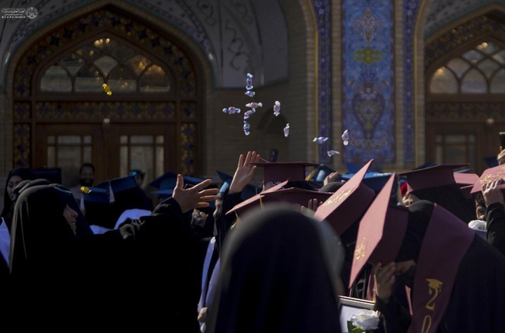 أكثر من ۲۰۰ طالبة من جامعة الكوفة تؤدي قسم التخرُّج في رحاب مرقد أمير المؤمنين (ع).
