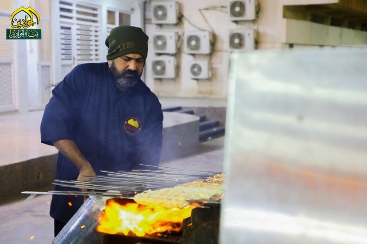 خدم شعبة المضيف يشاركون في خدمة زائري العتبة العسكرية المقدسة في ذكرى استشهاد الامام الهادي