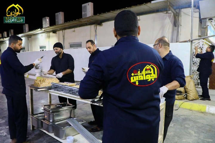 خدم شعبة المضيف يشاركون في خدمة زائري العتبة العسكرية المقدسة في ذكرى استشهاد الامام الهادي