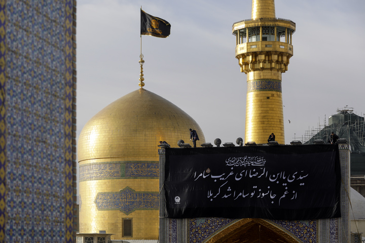 حرم الإمام الرضا (ع) يتشح بالسواد بمناسبة استشهاد الإمام الهادي (ع)