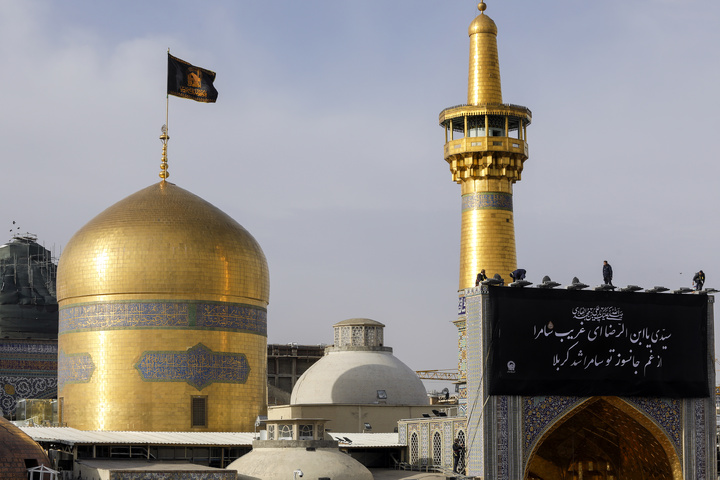 حرم الإمام الرضا (ع) يتشح بالسواد بمناسبة استشهاد الإمام الهادي (ع)