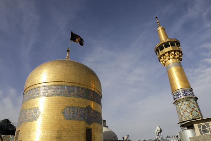حرم الإمام الرضا (ع) يتشح بالسواد بمناسبة استشهاد الإمام الهادي (ع)