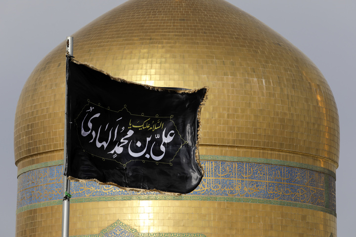 حرم الإمام الرضا (ع) يتشح بالسواد بمناسبة استشهاد الإمام الهادي (ع)