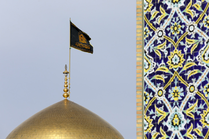 حرم الإمام الرضا (ع) يتشح بالسواد بمناسبة استشهاد الإمام الهادي (ع)