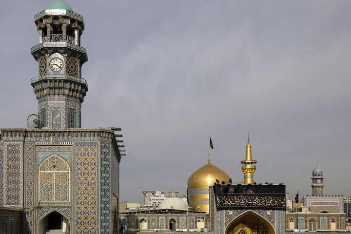 حرم الإمام الرضا (ع) يتشح بالسواد بمناسبة استشهاد الإمام الهادي (ع)