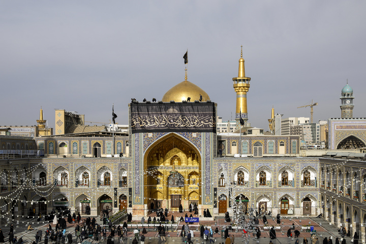 حرم الإمام الرضا (ع) يتشح بالسواد بمناسبة استشهاد الإمام الهادي (ع)