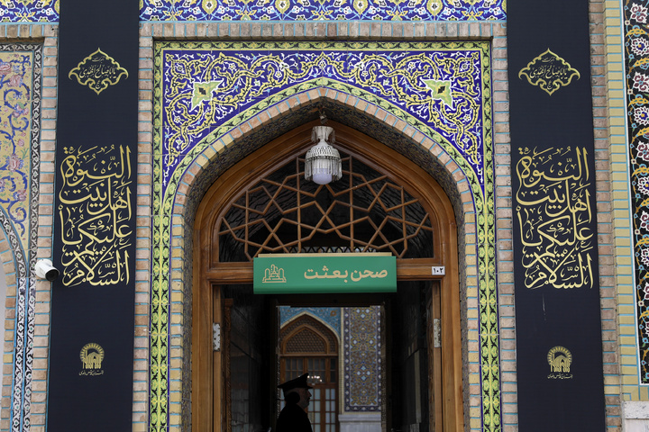 حرم الإمام الرضا (ع) يتشح بالسواد بمناسبة استشهاد الإمام الهادي (ع)