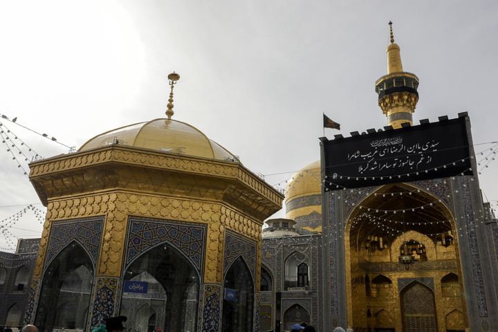 حرم الإمام الرضا (ع) يتشح بالسواد بمناسبة استشهاد الإمام الهادي (ع)