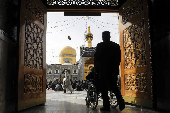 حرم الإمام الرضا (ع) يتشح بالسواد بمناسبة استشهاد الإمام الهادي (ع)