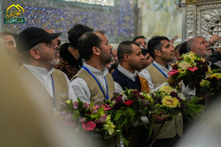 أكاليل من الزهور تتوّج ضريح الإمامين الجوادين "عليهما السلام"
