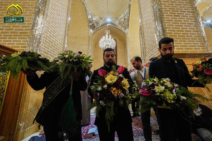 أكاليل من الزهور تتوّج ضريح الإمامين الجوادين "عليهما السلام"
