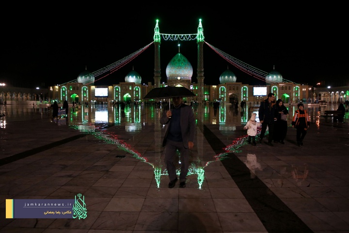 حال و هوای مسجد مقدس جمکران در یک شب بارانی