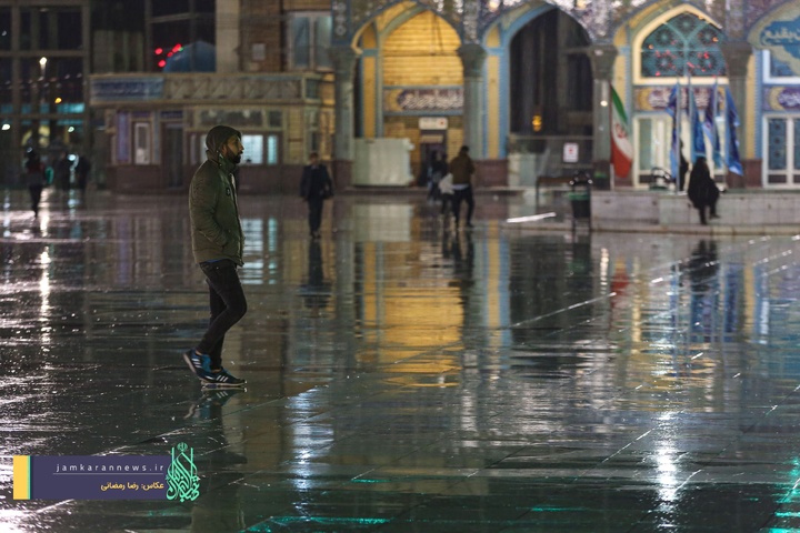 حال و هوای مسجد مقدس جمکران در یک شب بارانی