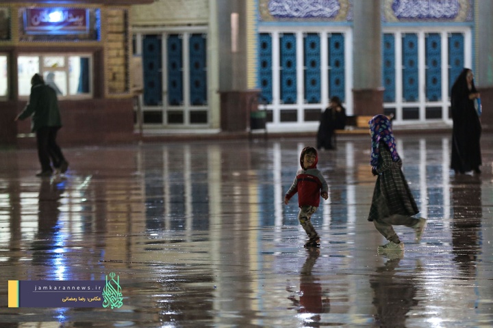 حال و هوای مسجد مقدس جمکران در یک شب بارانی