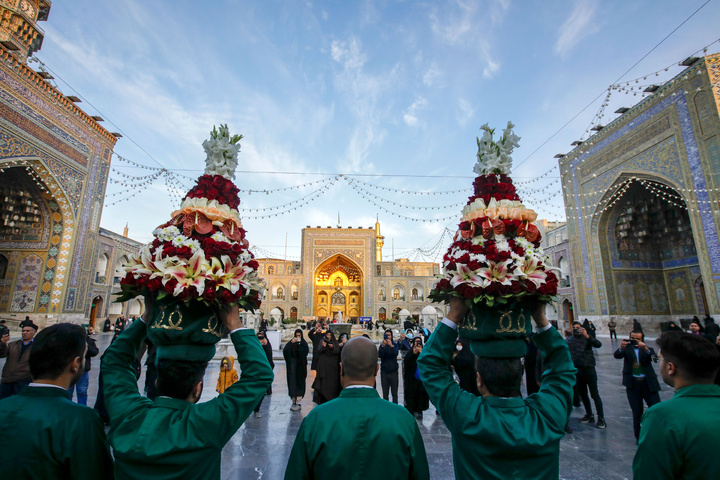 حضرت محمدتقی الجواد(ع) کی ولادت کے موقع پر ضریح مطہر امام رضا(ع) کےپھولوں کے گلدستے…
