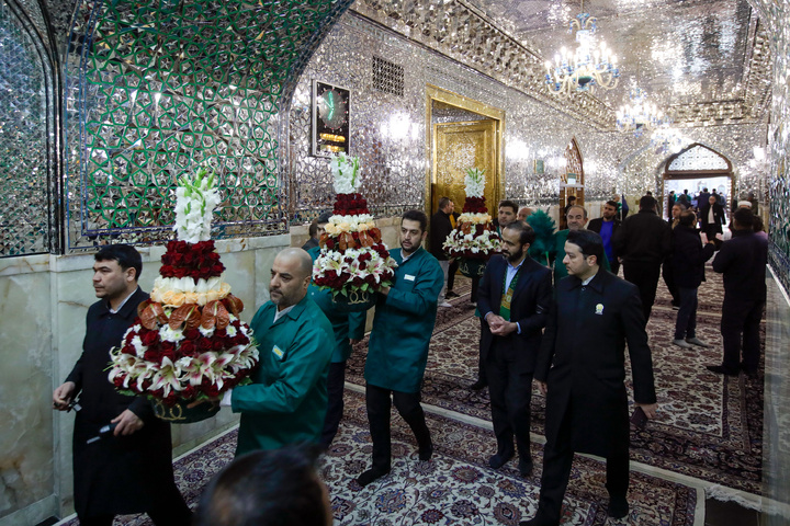 حضرت محمدتقی الجواد(ع) کی ولادت کے موقع پر ضریح مطہر امام رضا(ع) کےپھولوں کے گلدستے…
