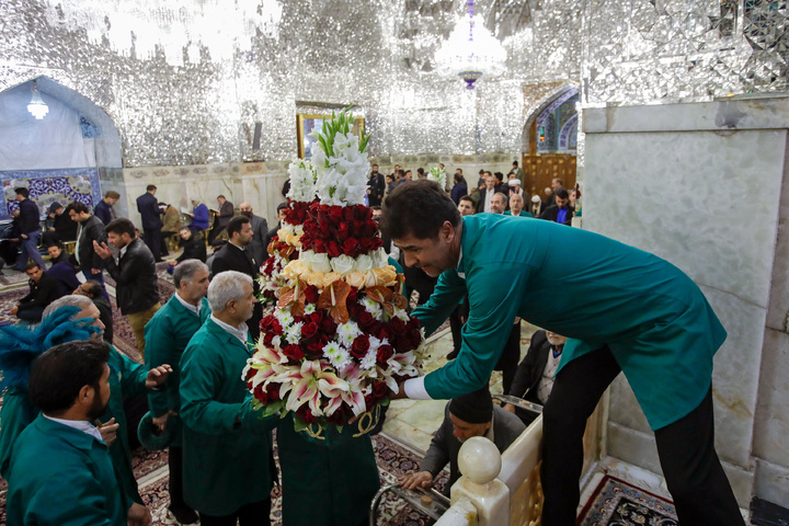 حضرت محمدتقی الجواد(ع) کی ولادت کے موقع پر ضریح مطہر امام رضا(ع) کےپھولوں کے گلدستے…
