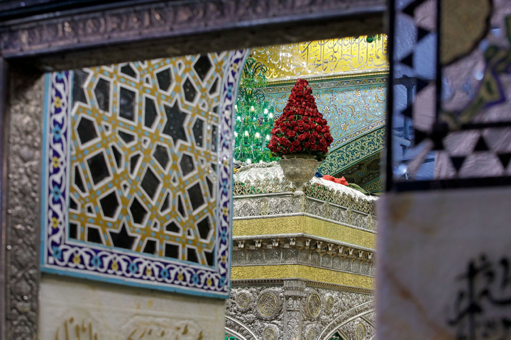 حضرت محمدتقی الجواد(ع) کی ولادت کے موقع پر ضریح مطہر امام رضا(ع) کےپھولوں کے گلدستے…
